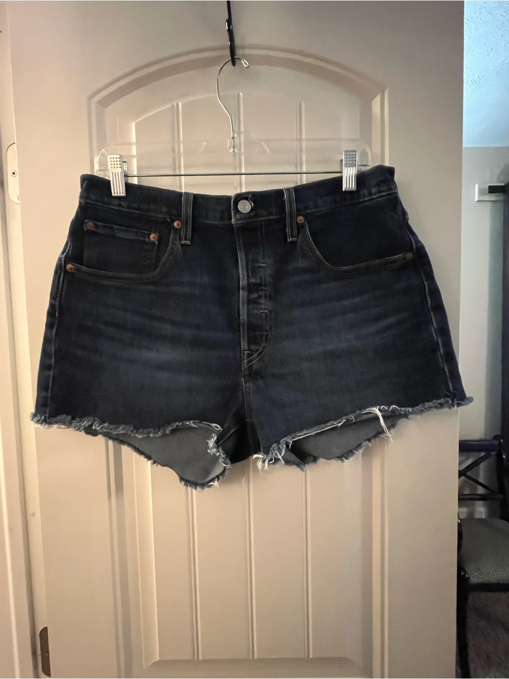 Levi’s 501 Button Fly Dark Wash Frayed Hem Denim Shorts, waist 33”. Inseam 3”